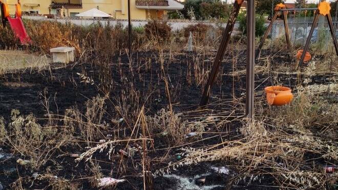 Ardea, degrado nei giardini di via Savona: il parco distrutto dalle fiamme