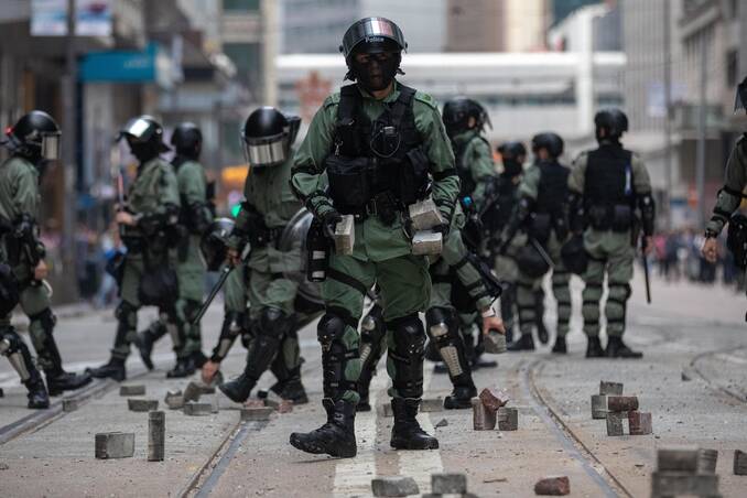 Hong Kong, blitz della polizia alla redazione pro-democrazia: giornalisti in manette