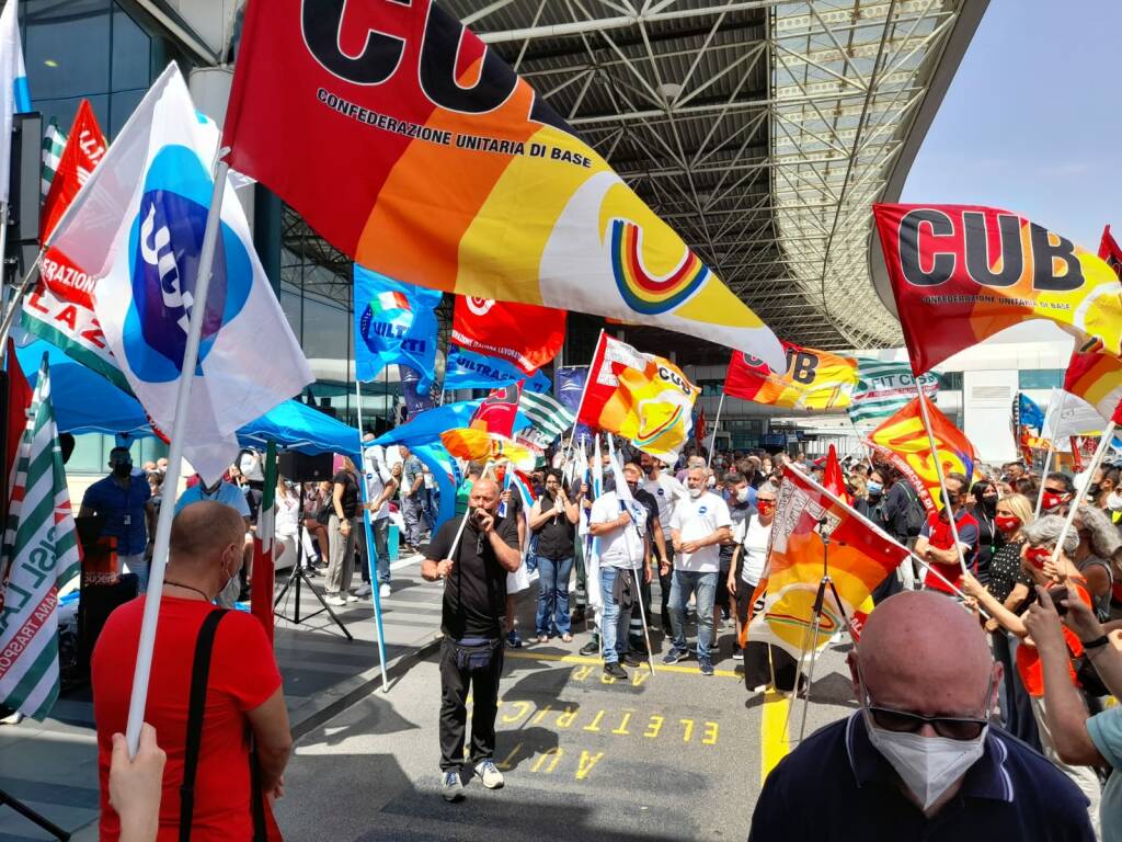 Sciopero del Trasporto Aereo, centinaia di lavoratori in protesta all’aeroporto di Fiumicino