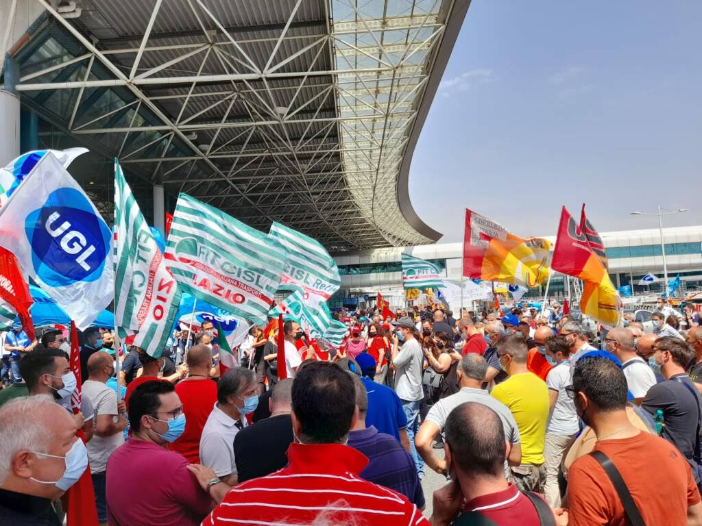 Sciopero del Trasporto Aereo, centinaia di lavoratori in protesta all’aeroporto di Fiumicino