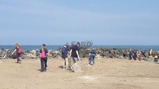 Marine litter, Adr e il Comune di Fiumicino ripuliscono la spiaggia di Pesce Luna