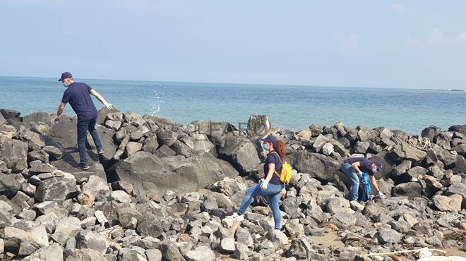 Marine litter, Adr e il Comune di Fiumicino ripuliscono la spiaggia di Pesce Luna