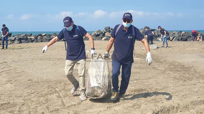 Marine litter, Adr e il Comune di Fiumicino ripuliscono la spiaggia di Pesce Luna