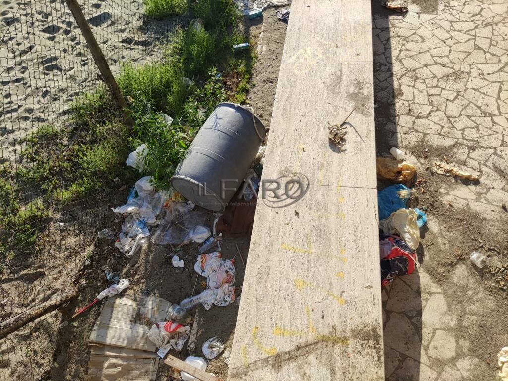 Ostia, la spiaggia gialla si trasforma in una discarica… di rifiuti speciali
