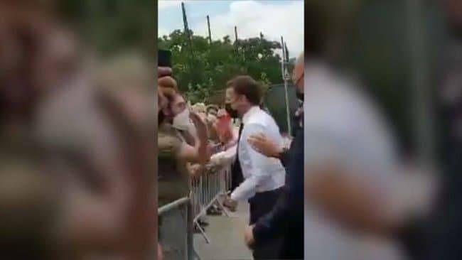 Il presidente Macron preso a schiaffi: il video diventa virale – VIDEO
