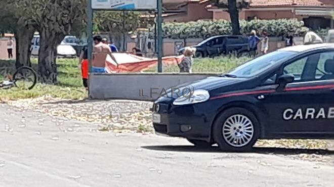 Sparatoria ad Ardea, morti due bambini e un anziano: il killer barricato in casa