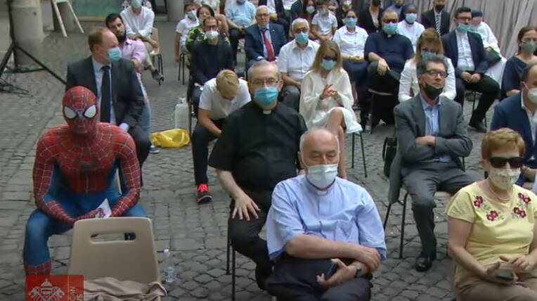 Sorpresa in Vaticano, all’Udienza generale c’è anche Spiderman ad ascoltare il Papa