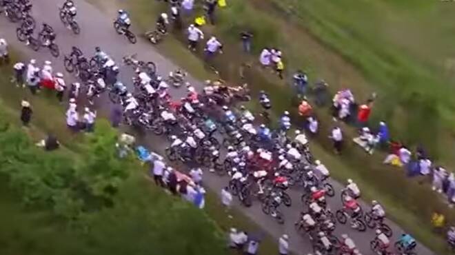 Tour de France, striscione ingombrante a bordo strada: effetto domino sui ciclisti