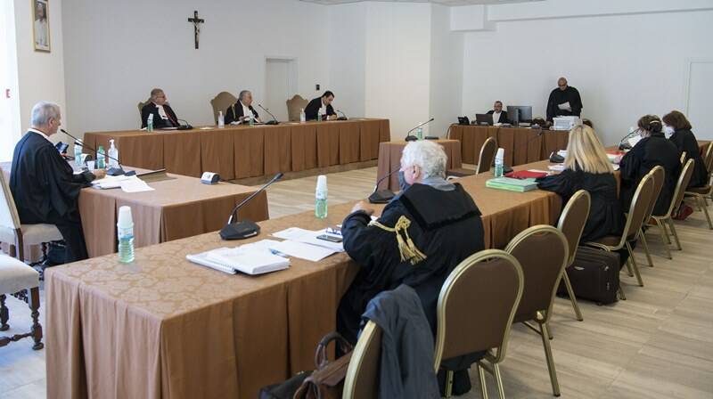 Abusi sui chierichetti del Papa, chiesti 4 e 2 anni di reclusione per i due sacerdoti imputati