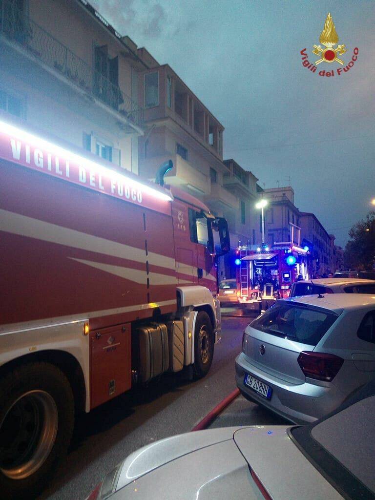 Civitavecchia, brusco risveglio in via Buonarroti: esplosioni e fiamme in un deposito