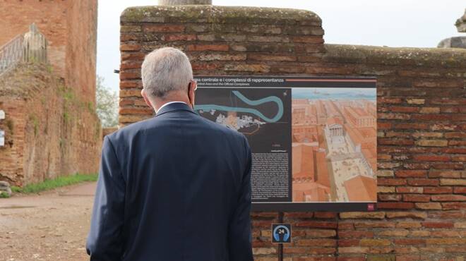 Il presidente austriaco Van der Bellen visita gli scavi archeologici di Ostia Antica