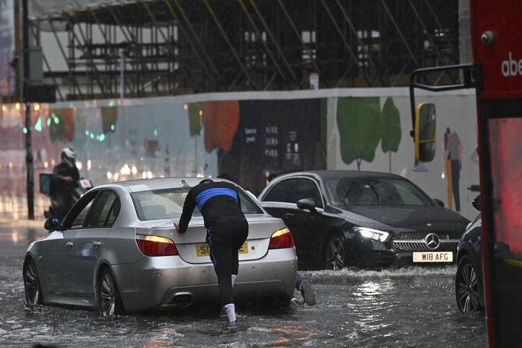 Maltempo a Londra: allagati due ospedali e metro chiuse