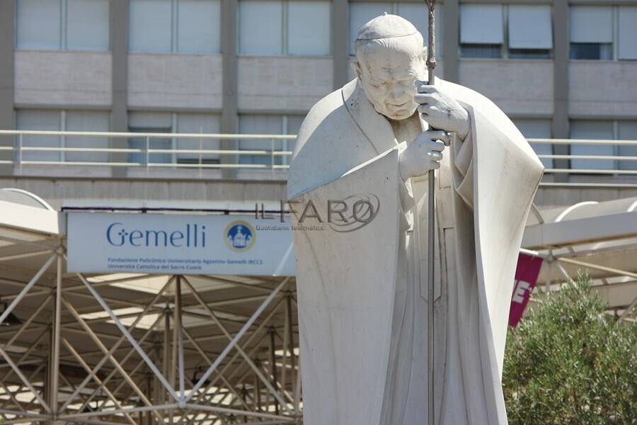 Il Papa ricoverato al Gemelli: infezione ancora in corso ma “in veloce miglioramento”
