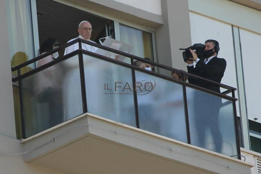 Roma, l&#8217;Angelus di Papa Francesco dal balcone del Policlinico Gemelli