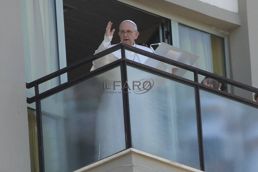 Roma, l&#8217;Angelus di Papa Francesco dal balcone del Policlinico Gemelli