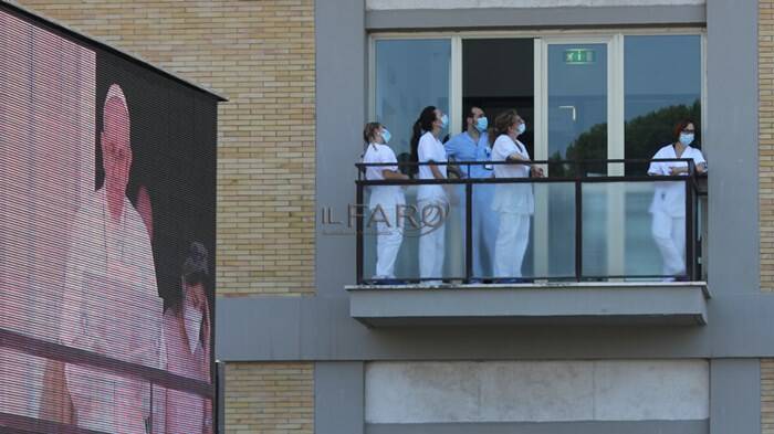 Papa Francesco e l’operazione al Gemelli: “Sono vivo, un infermiere mi ha salvato la vita”