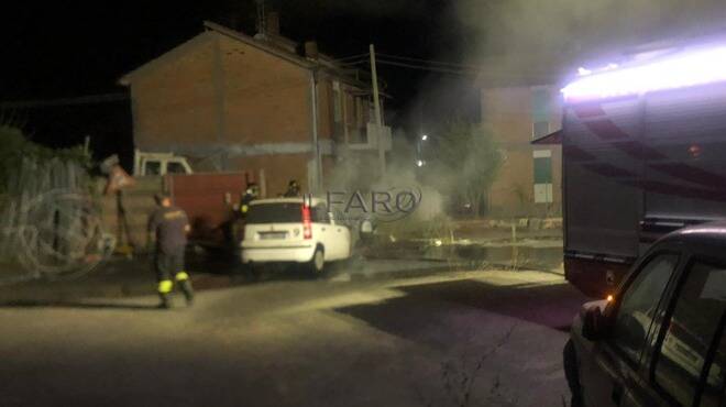 Ardea, danno fuoco all’auto del Comune: distrutti anche i motocicli dei vigili