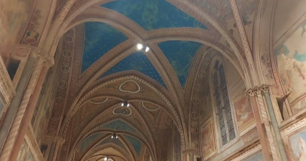 Mistero ad Assisi, una strana scia luminosa appare tra le volte affrescate da Giotto – VIDEO