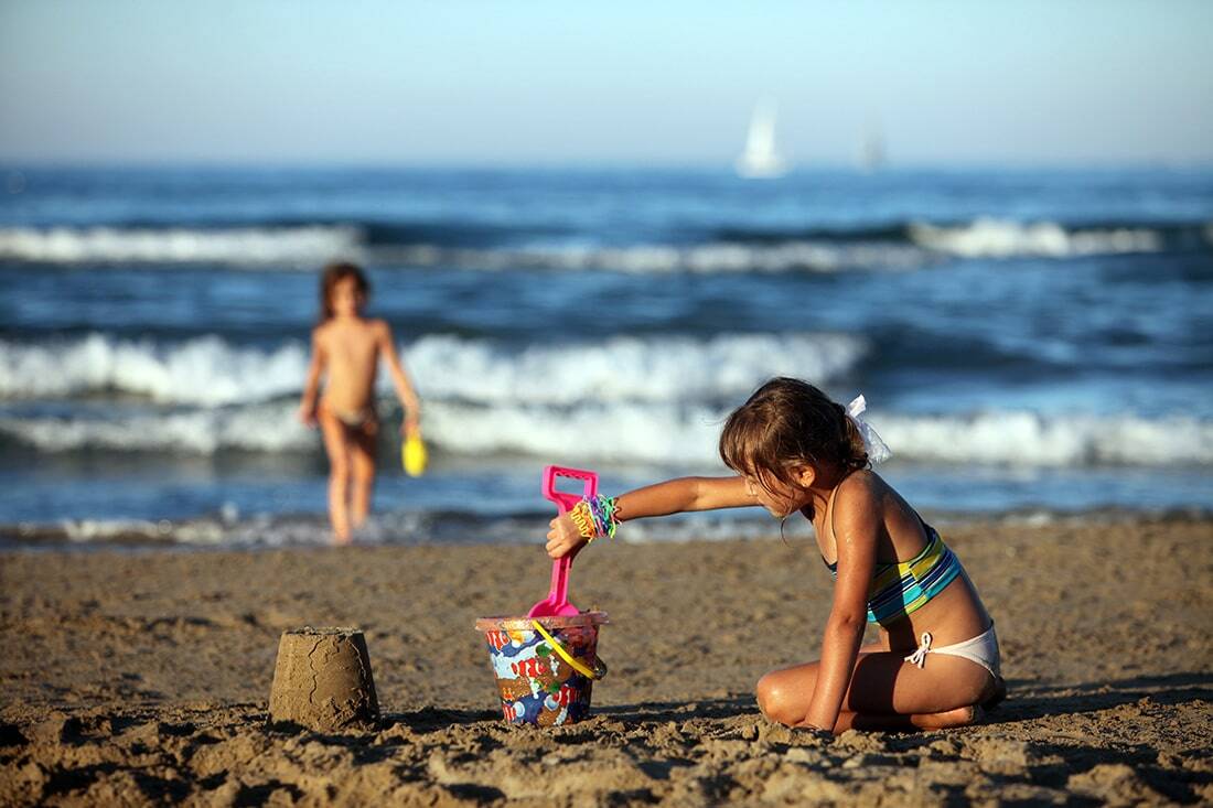 Adescava bambine in spiaggia: denunciato 50enne a Formia