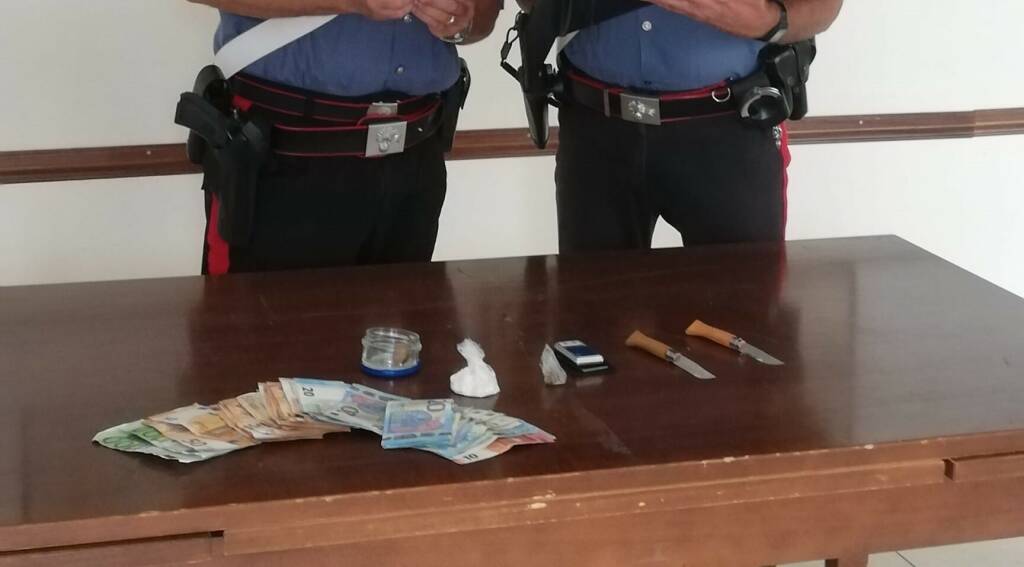 Fondi, coppia di pusher nascondeva in casa cocaina e hashish: arrestata