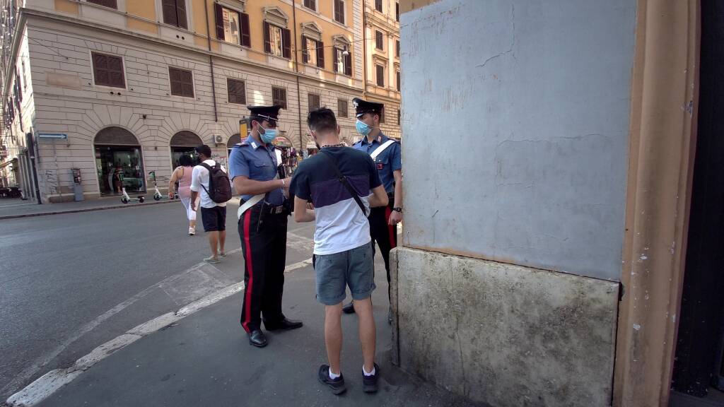 Roma, vanno in giro ubriachi noncuranti delle norme anti-Covid: scattano le multe