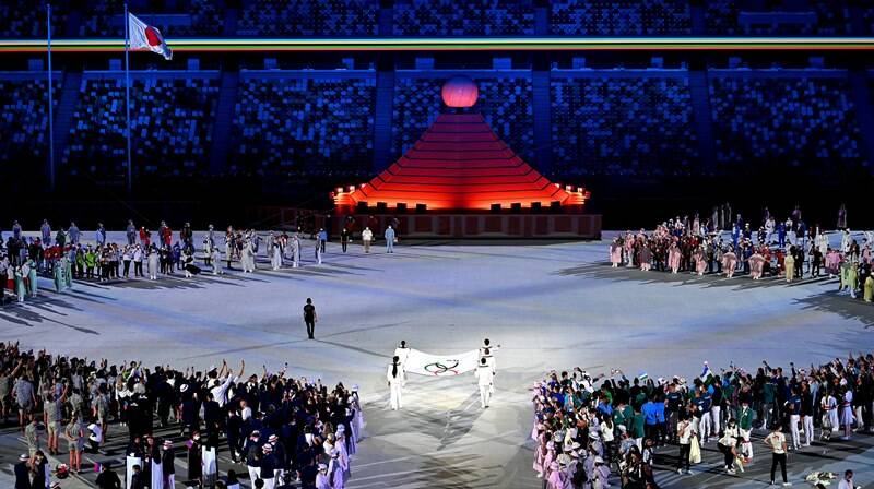 Tokyo 2020, sfilata silenziosa e braciere acceso: cominciano le Olimpiadi