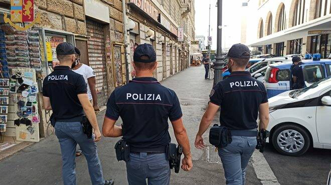Roma, le scippa il cellulare mentre è al ristorante: arrestato 34enne con divieto di dimora