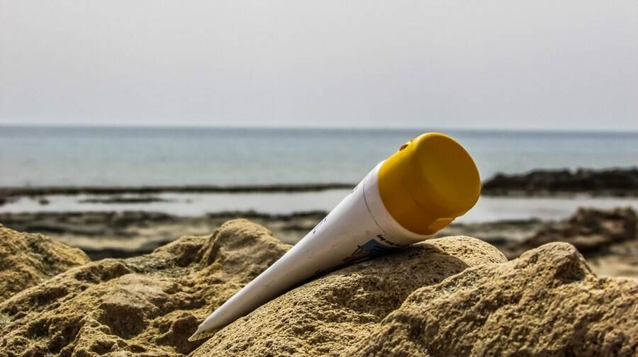 Dopo il vaccino anti-Covid si può in spiaggia a prendere il sole? Cosa dicono i medici
