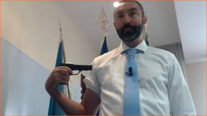 Una pistola “no-vax” in Regione Lazio, Barillari: “Ecco perché l’ho fatto”