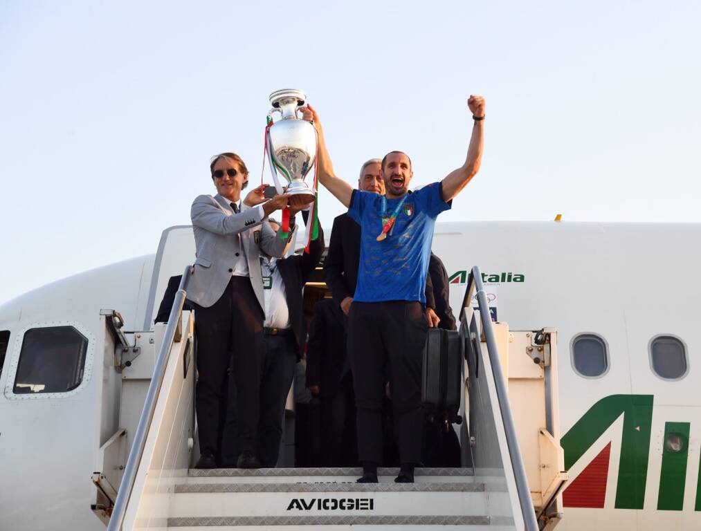 Euro 2020, gli Azzurri tornano a casa: l’arrivo e la festa all’aeroporto Fiumicino