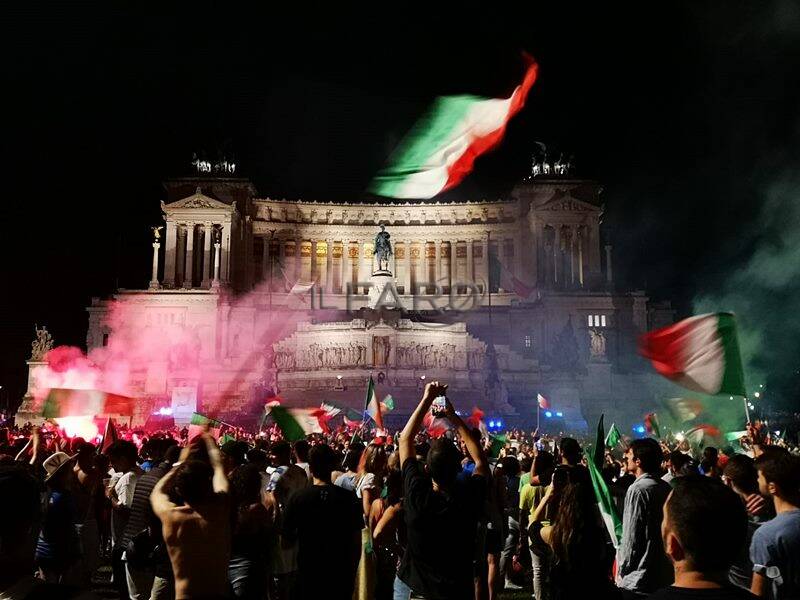 Feste di piazza per la vittoria dell’Italia, Pregliasco: “Qualcuno in ospedale ci finirà”