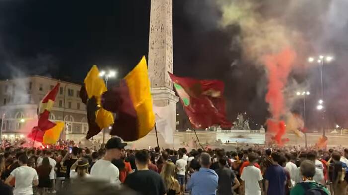 La As Roma compie 94 anni: centinaia di tifosi festeggiano in piazza del Popolo