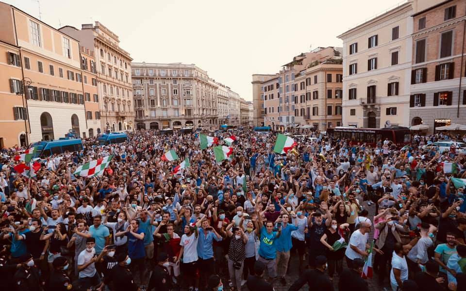 Feste di piazza per l’Italia, l’esperto: “4-5 giorni per capire se ci saranno focolai”