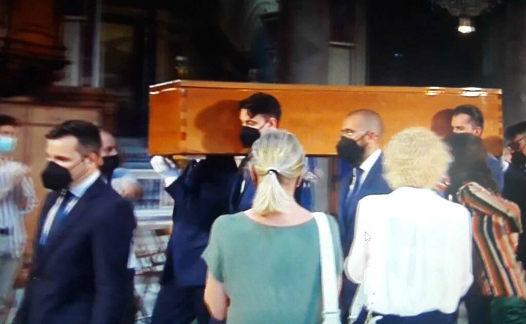 “Ora goditi la fiesta del cielo”: a Roma i funerali di Raffaella Carrà