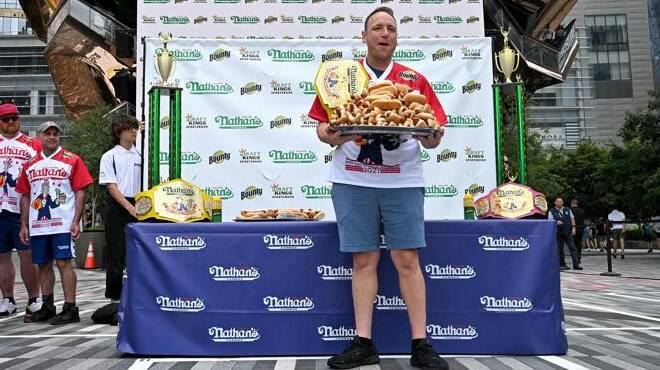 Mangia 76 hot dog in 10 minuti: Joey Chestnut stabilisce un nuovo record