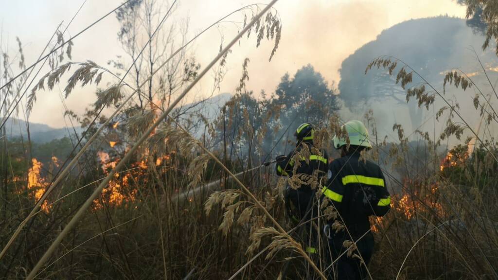 Giornata di incendi a Gaeta, evacuate alcune abitazioni