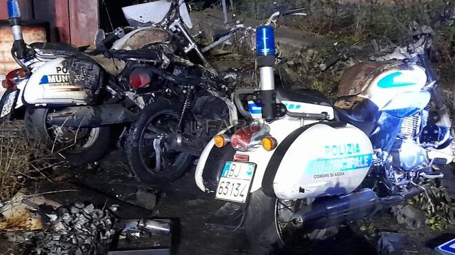 Ardea, danno fuoco all&#8217;auto del Comune: distrutti anche i motocicli dei vigili