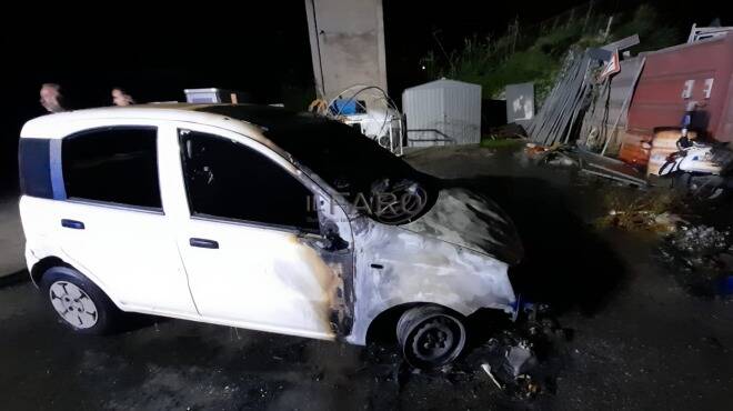 Ardea, danno fuoco all’auto del Comune: distrutti anche i motocicli dei vigili