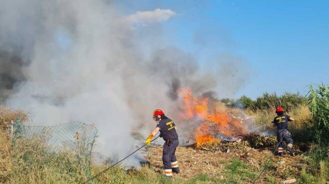 Incendio ad Ardea, a fuoco cumuli di immondizia e sterpaglie in via dei Colli Marini