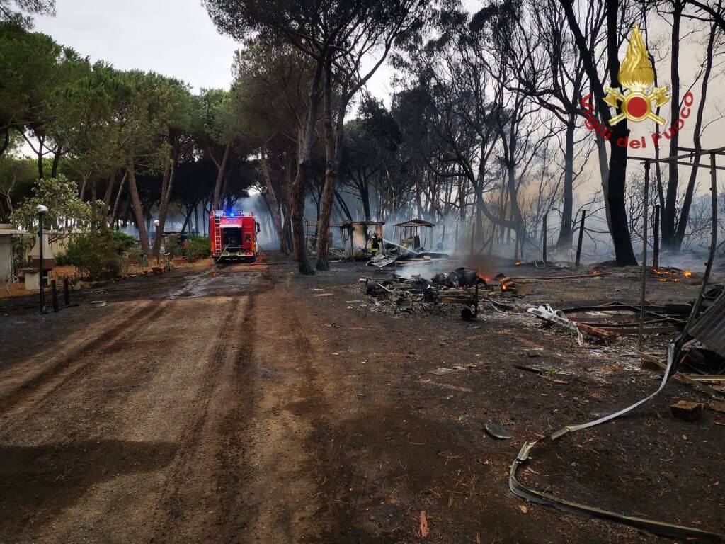 Civitavecchia, devastante incendio al camping delle Frasche: distrutti bungalow e roulotte