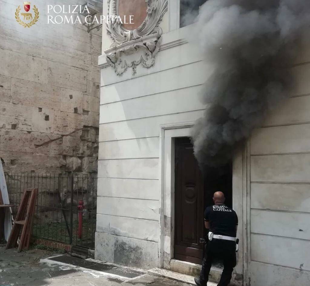 Roma, incendio a Porta San Paolo, brucia il Museo della Via Ostiense: 2 intossicati