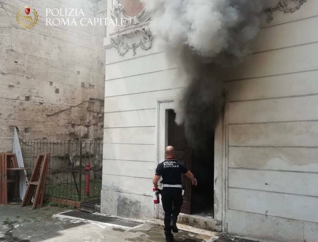 Roma, incendio a Porta San Paolo, brucia il Museo della Via Ostiense: 2 intossicati