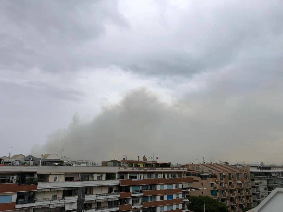 Incendio nella Pineta delle Acque Rosse: il fumo invade le strade di Ostia