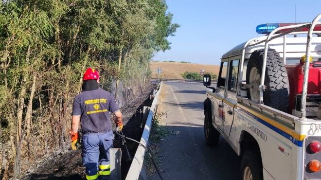 Ardea, vasto incendio di sterpaglie sulla Pontina: traffico in tilt