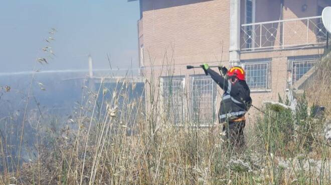 Incendio di sterpaglie a Torvaianica: le fiamme minacciano due abitazioni