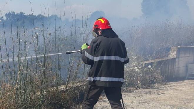 Incendio a Maccarese, le fiamme minacciano le abitazioni: cittadini in allarme