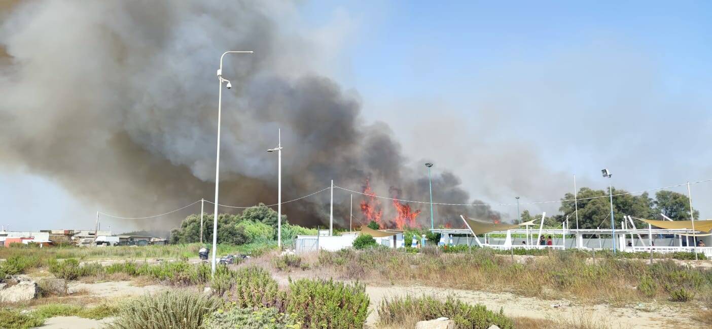 Fiumicino, via del Faro “inondata” dal fuoco. La nube nera copre il quartiere