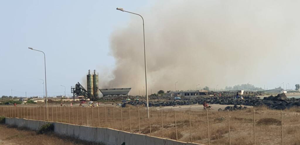 Fiumicino, via del Faro “inondata” dal fuoco. La nube nera copre il quartiere