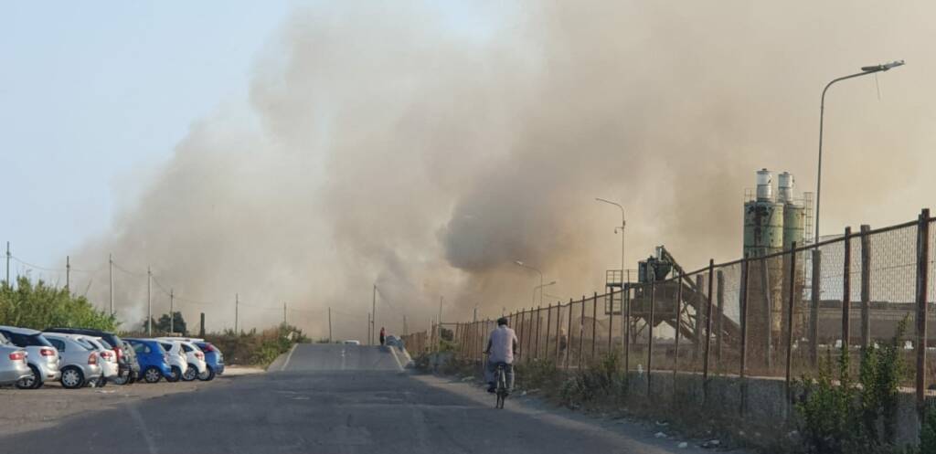 Fiumicino, via del Faro “inondata” dal fuoco. La nube nera copre il quartiere