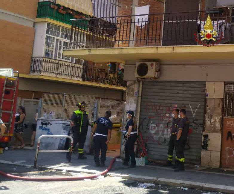 Incendio nella notte a Ostia: le fiamme distruggono un appartamento